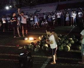 吃瓜尴尬场面图片,笑料百出，网友直呼“太真实”