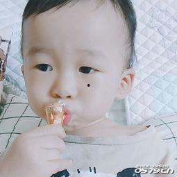 田里小孩吃瓜拍照,小农夫田间吃瓜拍照乐翻天