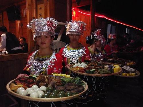 瑶族结婚吃瓜视频,甜蜜瓜果见证爱情盛典