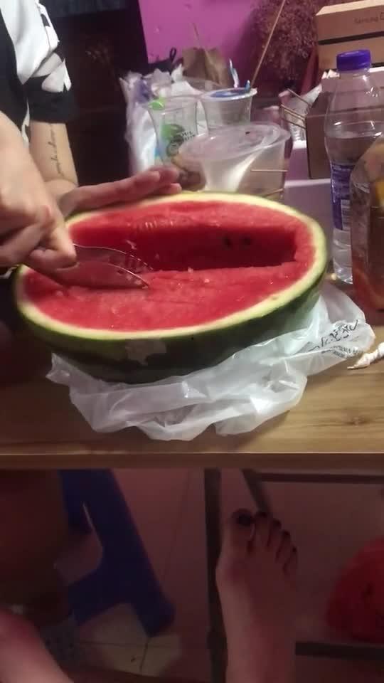 宿舍偷东西吃瓜,一场校园“吃瓜”大戏