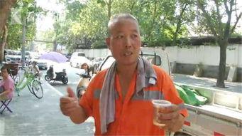 路人盲目吃瓜的视频